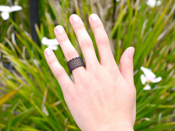 honeycomb ring in black